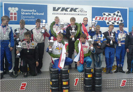 Teamet på 1. pladsen.<BR>Øverst fra venstre: Christian G. Larsen, Jacob Dalby, teamchef Kennet.<BR>Siddende forrest: Kasper Dalby og Jan Christensen.